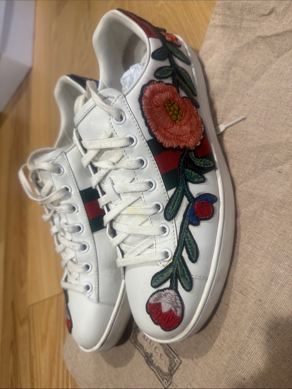 Gucci White Leather Floral Embroidered Sneakers with Red and Green Web size 42